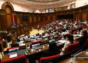 Национальное Собрание Армении продолжает работу сессии