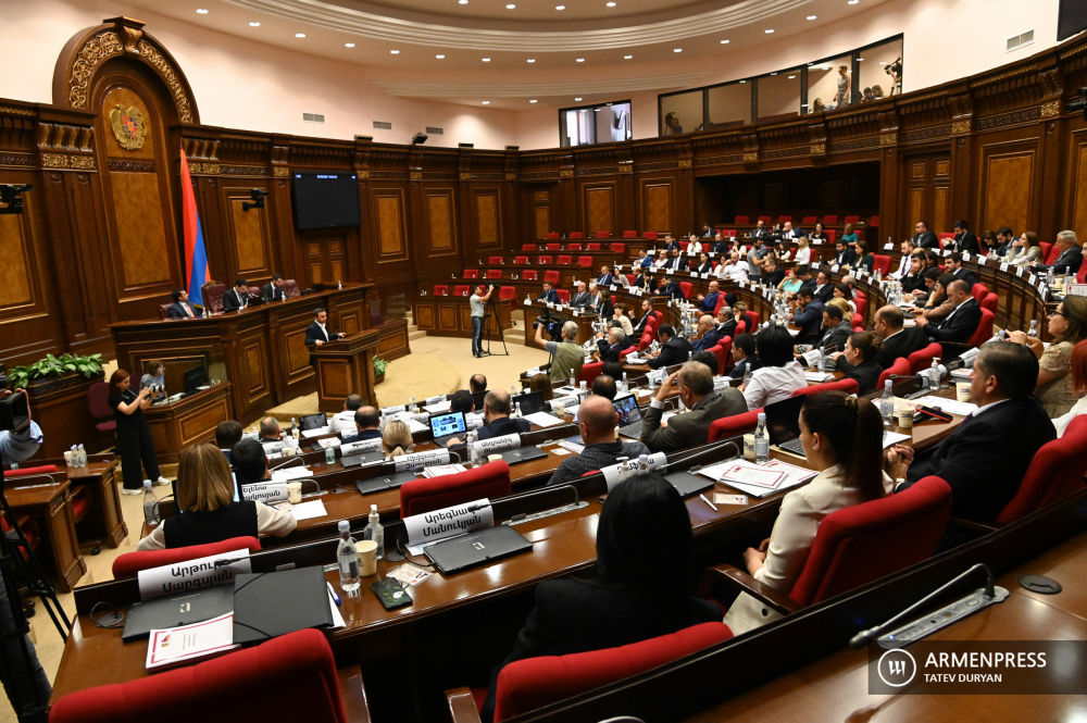 Национальное Собрание Армении продолжает работу сессии