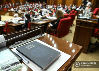 Никол Пашинян в Национальном Собрании представил программу Правительства Армении