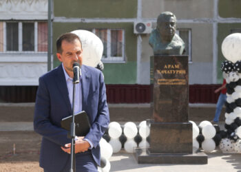 В Нижнем Новгороде открыли памятник Араму Хачатуряну