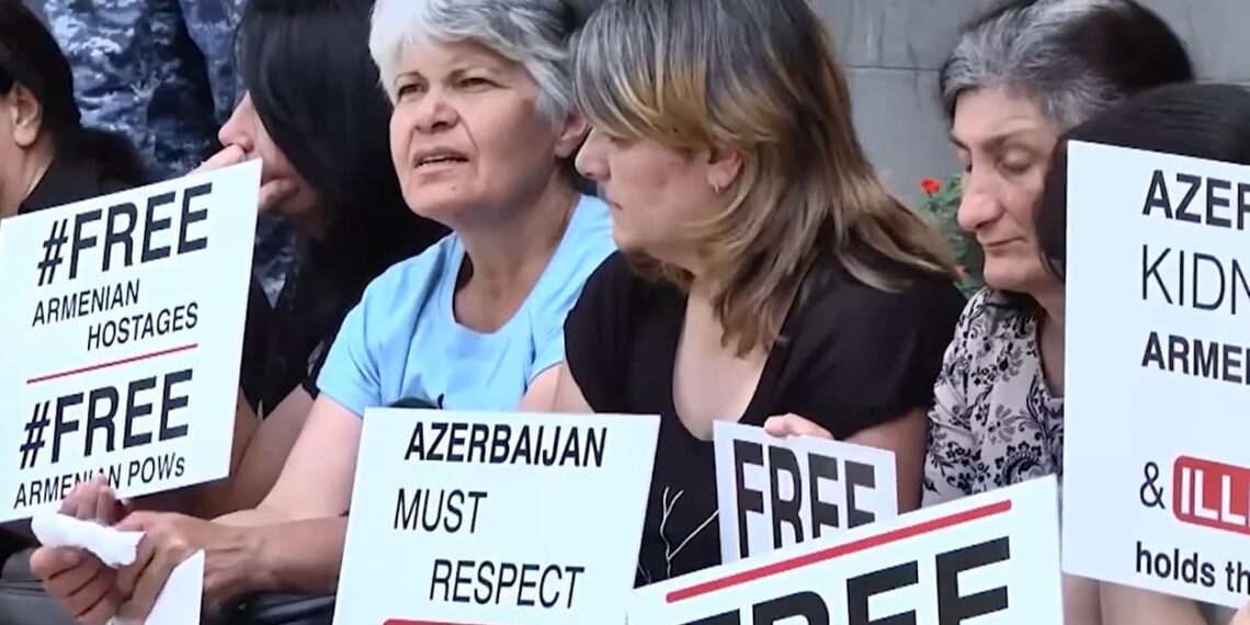 Родные армянских военнопленных проводят акцию протеста