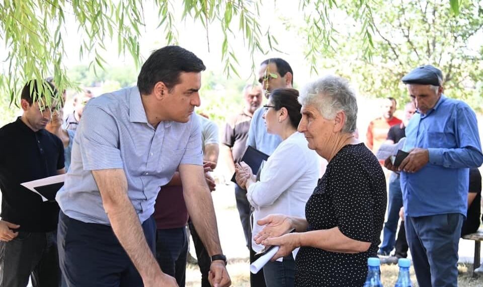 Защитник прав человека Арман Татоян посетил общину Тег