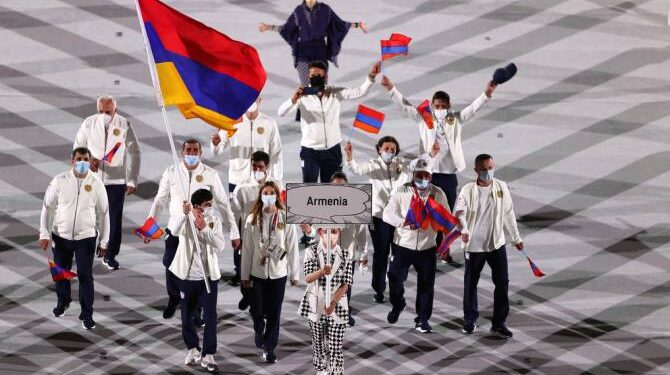 Знаменосцем Армении на церемонии закрытия Олимпийских игр в Токио Оганес Бачков