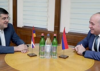 Аршак Карапетян встретился с Араиком Арутюняном