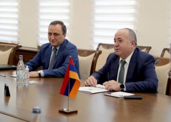 Министр обороны Армении встретился с послом РФ