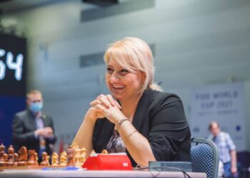 Элина Даниелян на пол-очка отстает от лидера личного первенства Европы