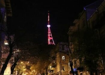 На телевышка на горе Мтацинда появился флаг Армении