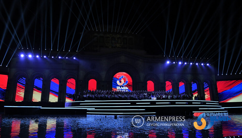 На площади Республики стартовало главное мероприятие Дня независимости