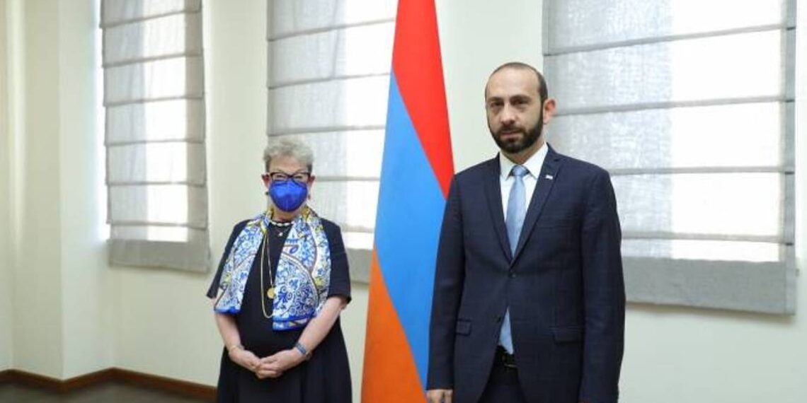 Арарат Мирзоян обратил внимание Андреа Викторин на провокационные действия азербайджанцев