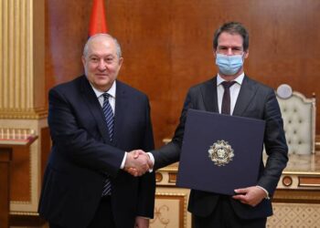 Я благодарен за Ваш вклад в дело дружбы двух народов: президент Армении принял Джонатана Лакотта