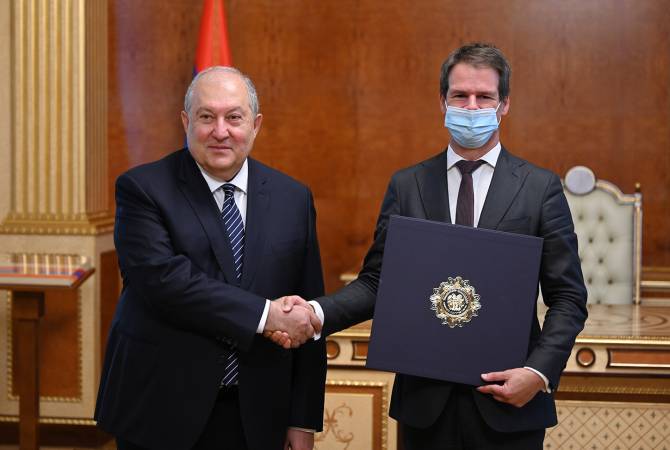 Я благодарен за Ваш вклад в дело дружбы двух народов: президент Армении принял Джонатана Лакотта