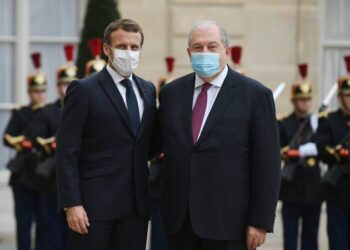 Эммануэль Макрон постом на армянском языке поздравил Армена Саргсяна с Днем Независимости