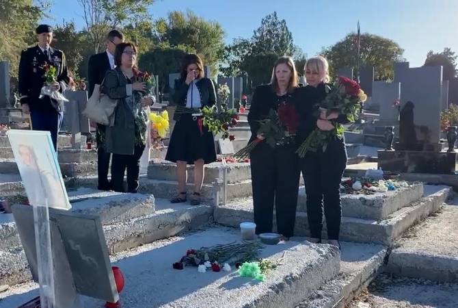 Посол США в Армении почтила в Ераблуре память жертв 44-дневной войны