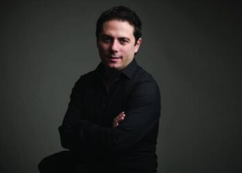 На станциях ереванского метрополитена звучат песни Айко