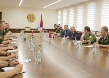 Аршак Карапетян принял делегацию военных специалистов Министерства обороны РФ