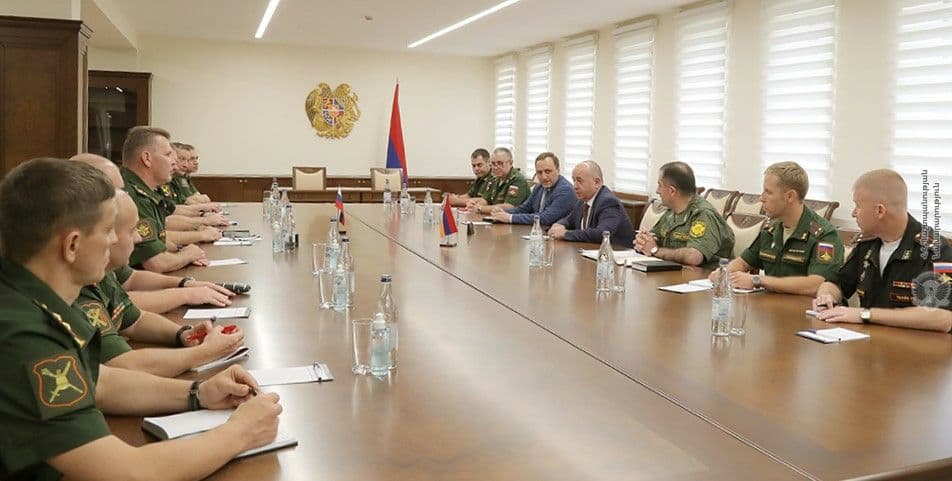 Аршак Карапетян принял делегацию военных специалистов Министерства обороны РФ