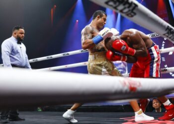 58-летнего Холифилда нокаутировали за две минуты