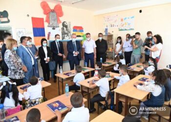 Министр образования, науки, культуры и спорта поздравил учителей с профессиональным праздником