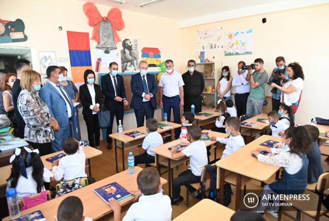 Министр образования, науки, культуры и спорта поздравил учителей с профессиональным праздником