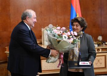 Армен Саргсян вручил высокую государственную награду президенту Фонда «Грайр и Анна Овнаняны»