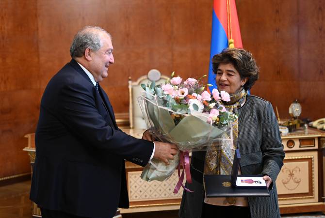 Армен Саргсян вручил высокую государственную награду президенту Фонда «Грайр и Анна Овнаняны»