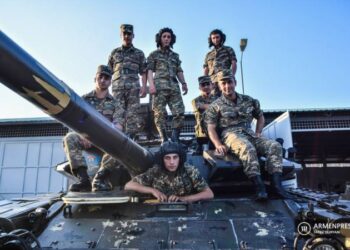 В Армении будем последовательно создавать профессиональную армию: Пашинян