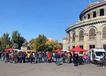 Во дворе Оперного театра открылись однодневные пункты вакцинации против COVID-19