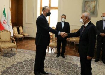 Министр иностранных дел Ирана принял завершающего миссию посла Арташеса Туманяна