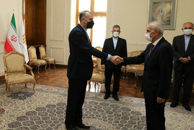 Министр иностранных дел Ирана принял завершающего миссию посла Арташеса Туманяна