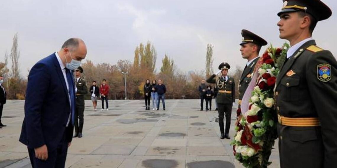 Министр обороны Грузии в Мемориальном комплексе Геноцида армян почтил память невинных жертв