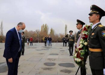 Министр обороны Грузии в Мемориальном комплексе Геноцида армян почтил память невинных жертв