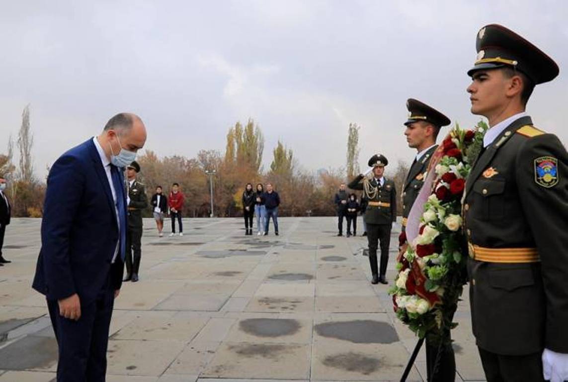 Министр обороны Грузии в Мемориальном комплексе Геноцида армян почтил память невинных жертв