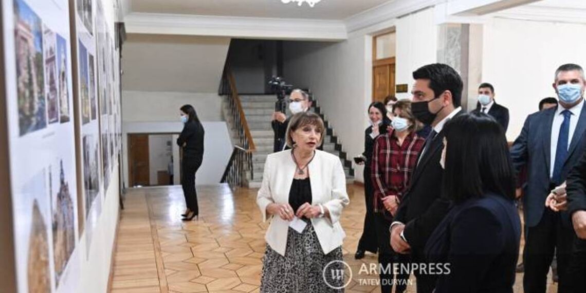 В Парламенте Армении выставлены работы армянских архитекторов из Шуши