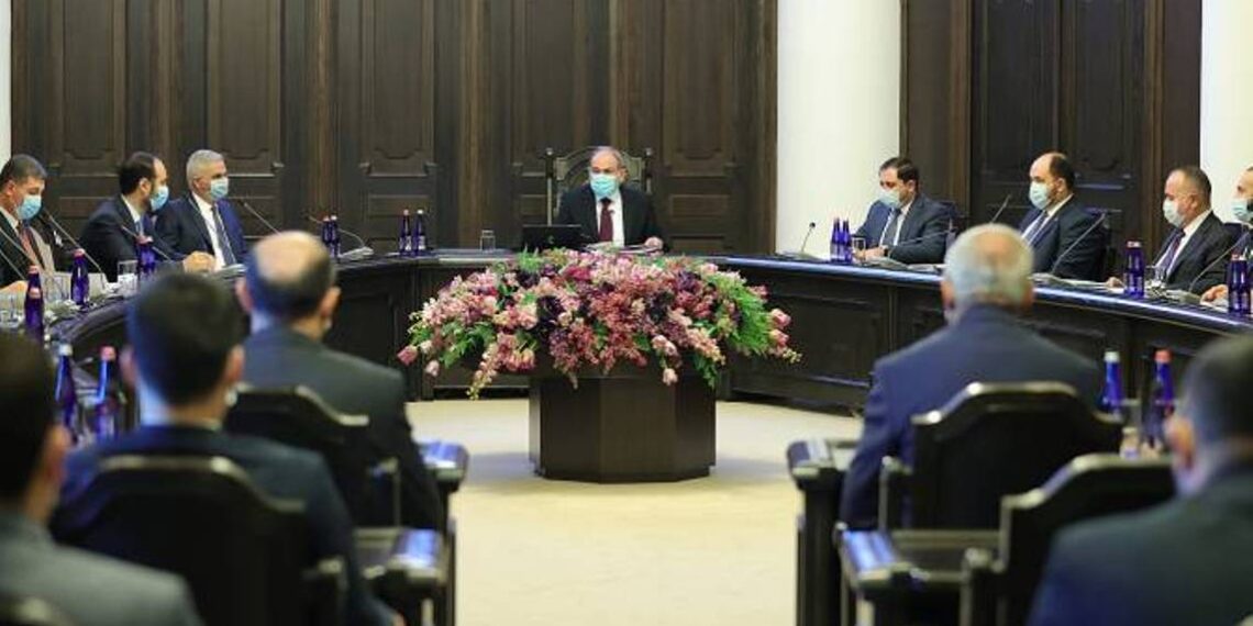 Никол Пашинян, коснулся решения Азербайджана установить таможенный и паспортный контроль на спорном участке дороги Горис-Капан