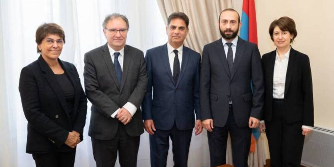 Арарат Мирзоян встретился в Париже с деятелями армянской диаспоры Франции