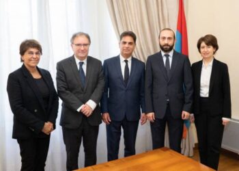 Арарат Мирзоян встретился в Париже с деятелями армянской диаспоры Франции