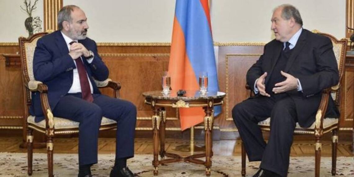 Президент Армении обсудил с премьером сложившуюся вследствие азербайджанской военной агрессии ситуацию на границах
