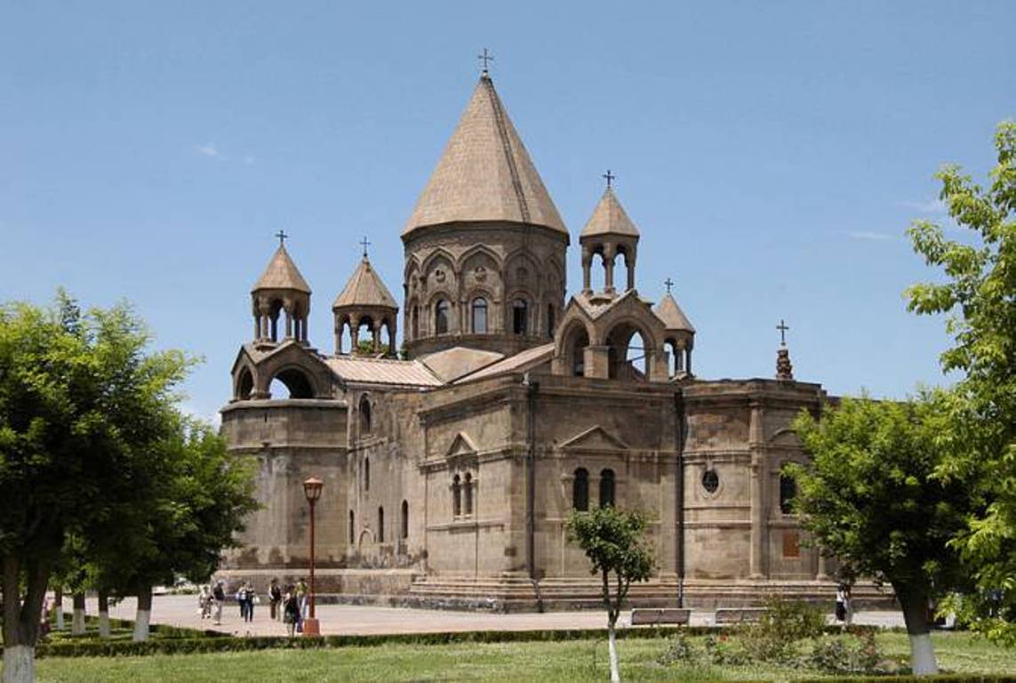 Эчмиадзин призывает межцерковные структуры и лидеров сестринских церквей предотвратить посягательства Баку