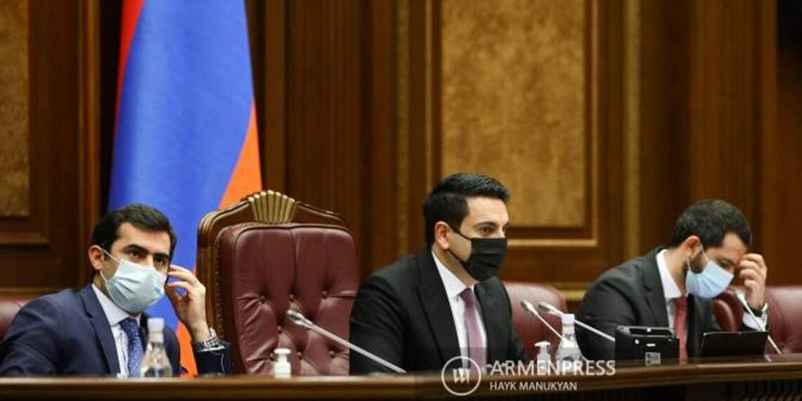 В Национальном собрании продолжается пленарное заседание