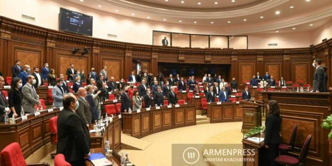 В Национальном собрании минутой молчания почтили память павших героев