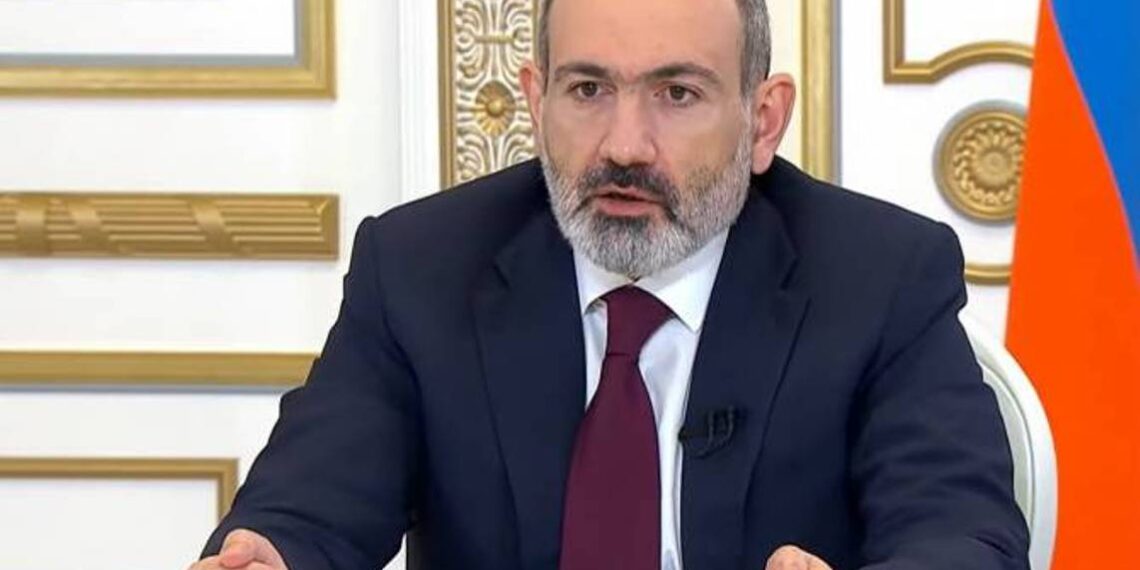 Премьер поручил министерству обороны активно использовать прямую связь с Азербайджаном