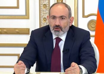 Премьер поручил министерству обороны активно использовать прямую связь с Азербайджаном