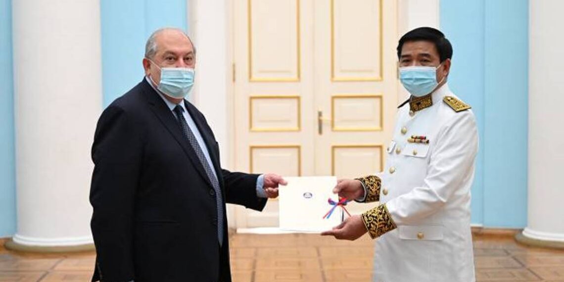 Президент Армении принял верительные грамоты новоназначенного посла Камбоджи