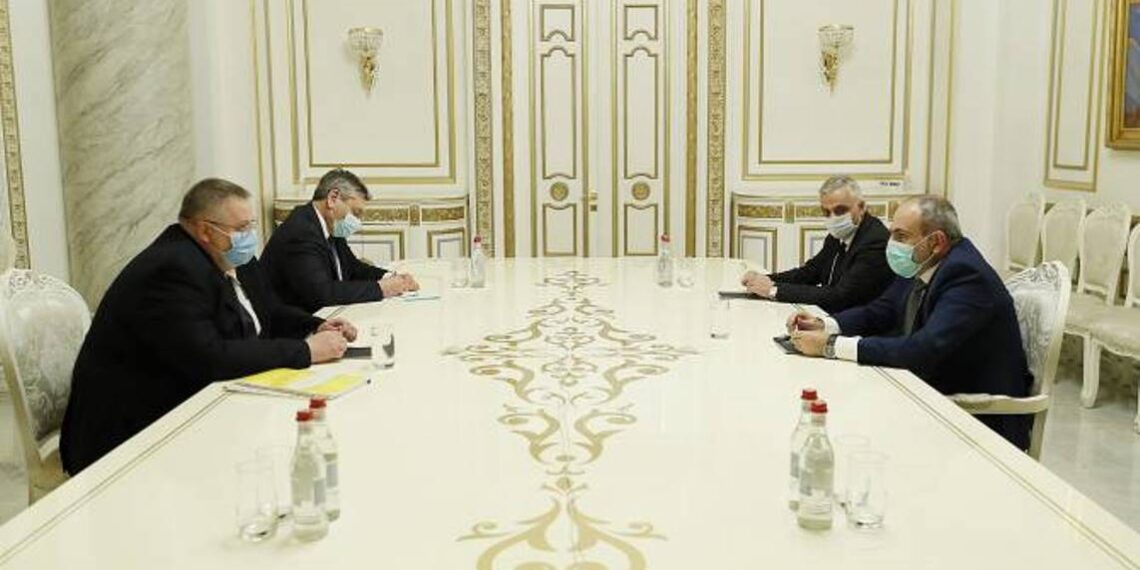 Премьер-министр Пашинян принял заместителя председателя правительства РФ Алексея Оверчука