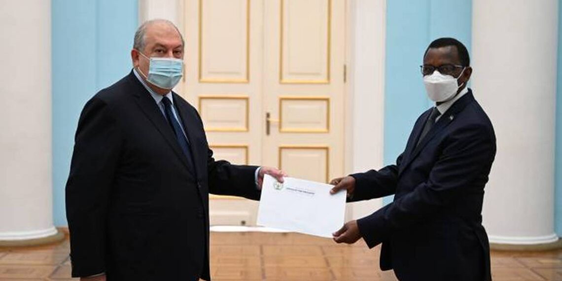 Новоназначенный посол Руанды в Армении вручил верительные грамоты Армену Саргсяну