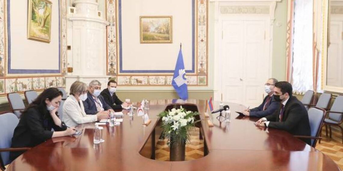 Спикер НС Армении в Санкт-Петербурге встретился с региональным директором МФОКККП