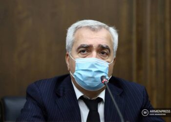 В Комиссии по обороне НС проходит закрытое рабочее обсуждение. Участвуют губернаторы регионов