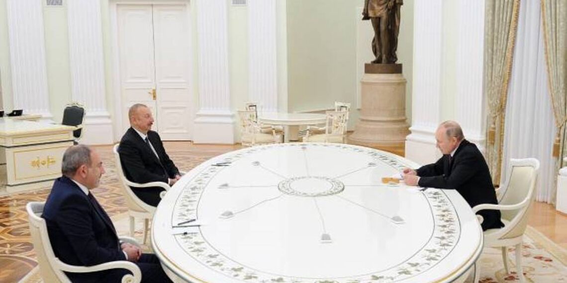 Владимир Путин встретился с Ильхамом Алиeвым, затем состоится трехсторонняя встреча