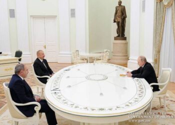 Владимир Путин встретился с Ильхамом Алиeвым, затем состоится трехсторонняя встреча