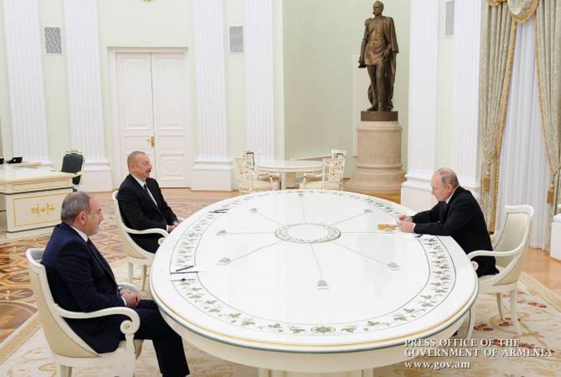 Владимир Путин встретился с Ильхамом Алиeвым, затем состоится трехсторонняя встреча